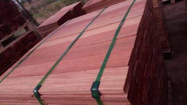 Rotes hölzernes Schnittholz Tarara, Feuchtigkeitsgehalt des Bauholz-herum 30% lufttrocknend